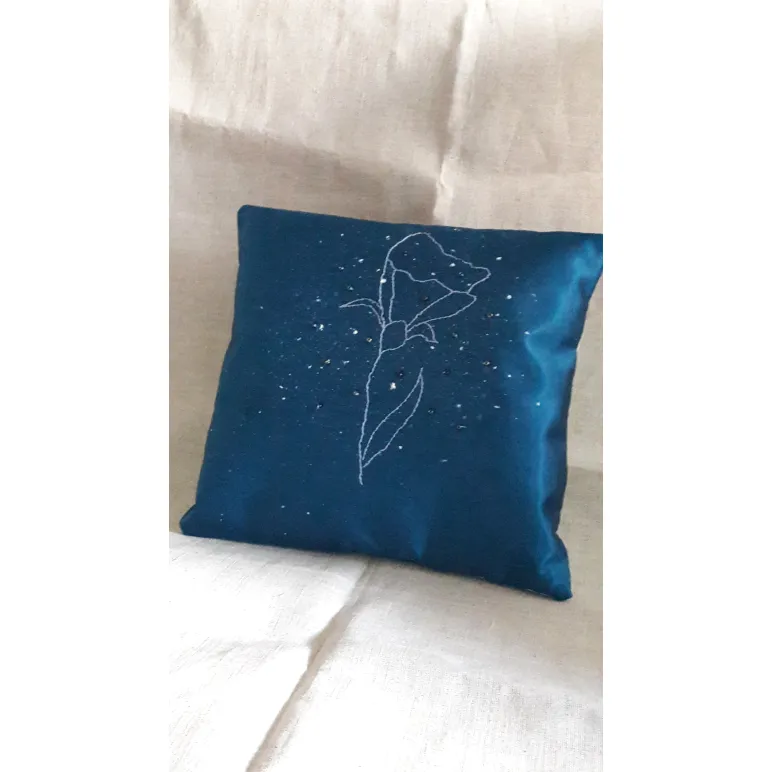 Декоративная подушка с вышивкой